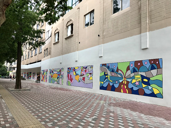 孩子们的画作打造出一条绚丽的墙绘艺术风景线 